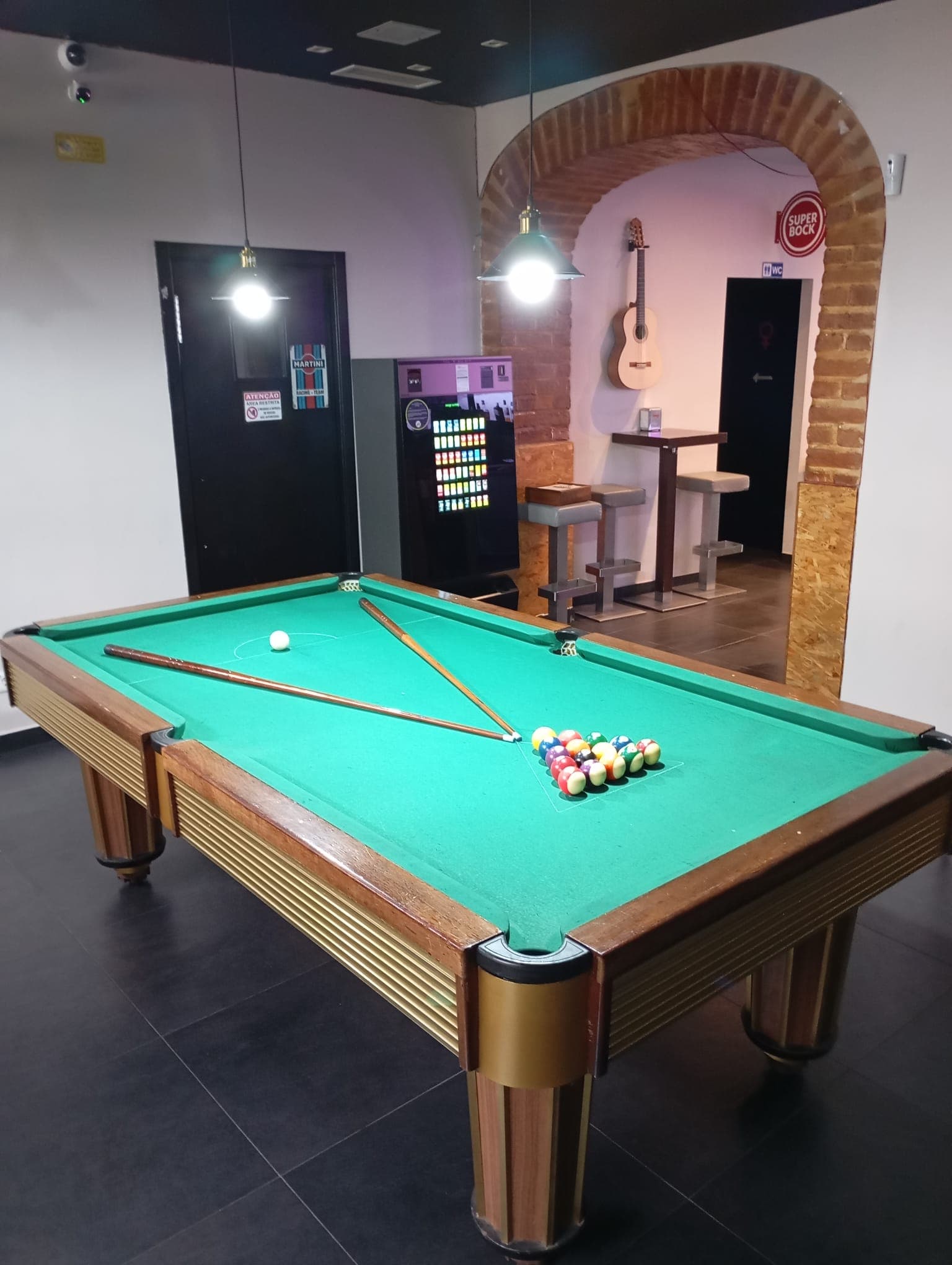Mesa de bilhar no O Pacio, bar em Leiria