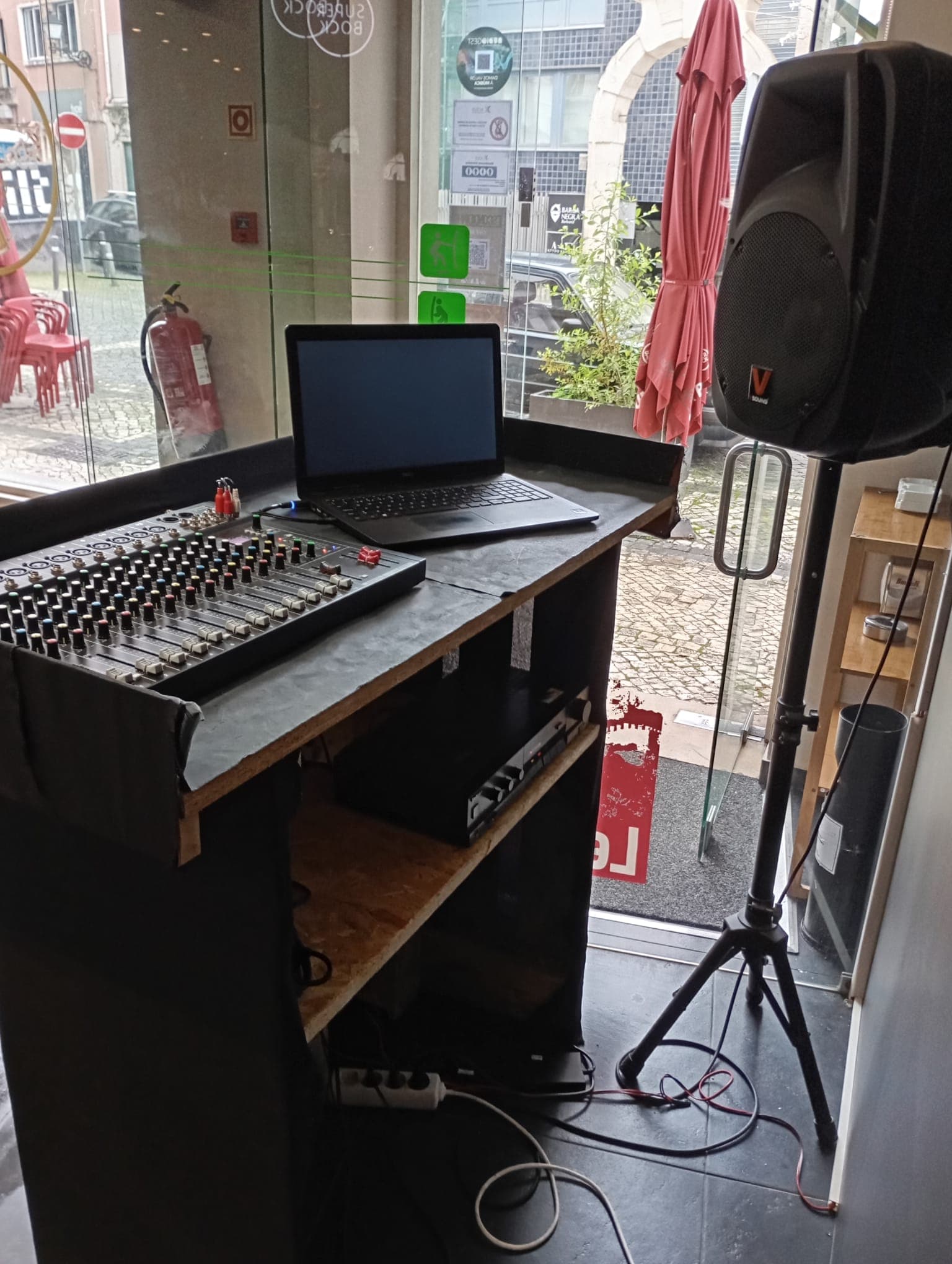 Noite com DJ no O Pacio, bar e lounge em Leiria